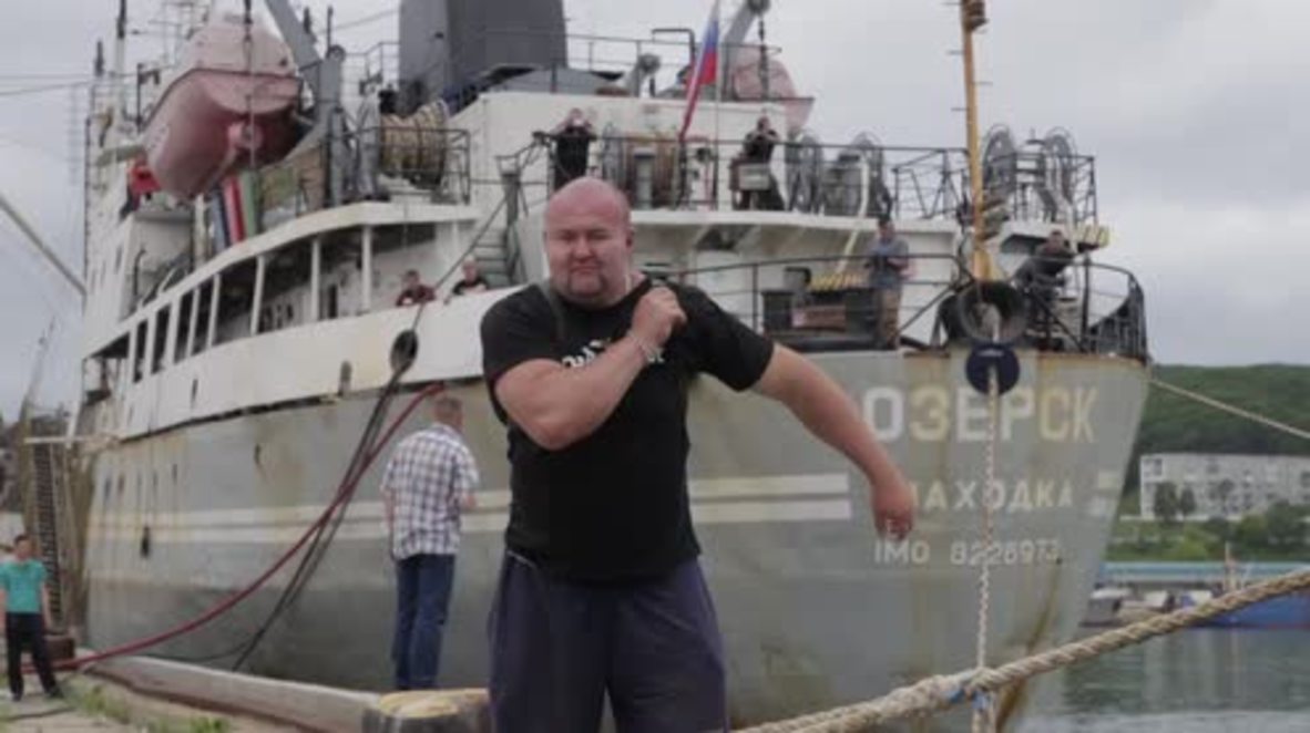 In the name of Putin! Strongman Savkin sets new WR by pulling 4200 ton boat