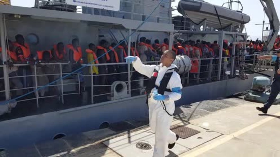 Italy: FRONTEX ship carrying 417 migrants docks at port of Messina