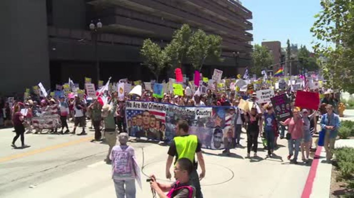 USA: 'Follow the money!' Protesters call for Trump's impeachment in LA