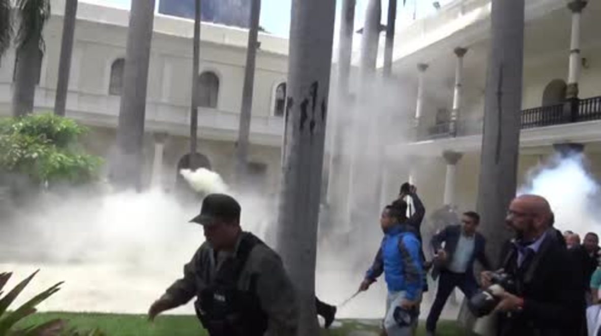 Venezuela: National Assembly deputies left bloodied as pro-govt. protesters storm facility