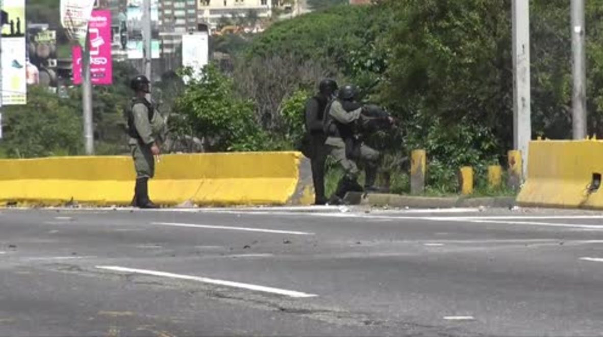 Venezuela: National Guard staves off protesters' charge on Supreme Court in Caracas