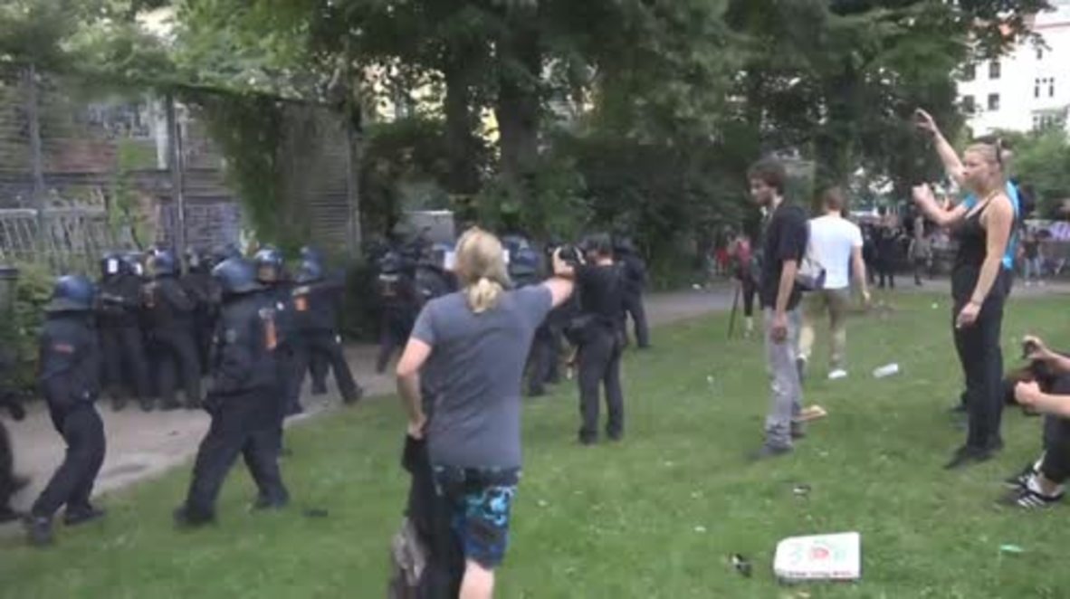 Germany: Anti-G20 protests see fires and running battles with police into the night