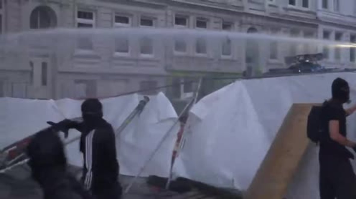 Germany: Police truck drives through protesters' barricades at G20 demo