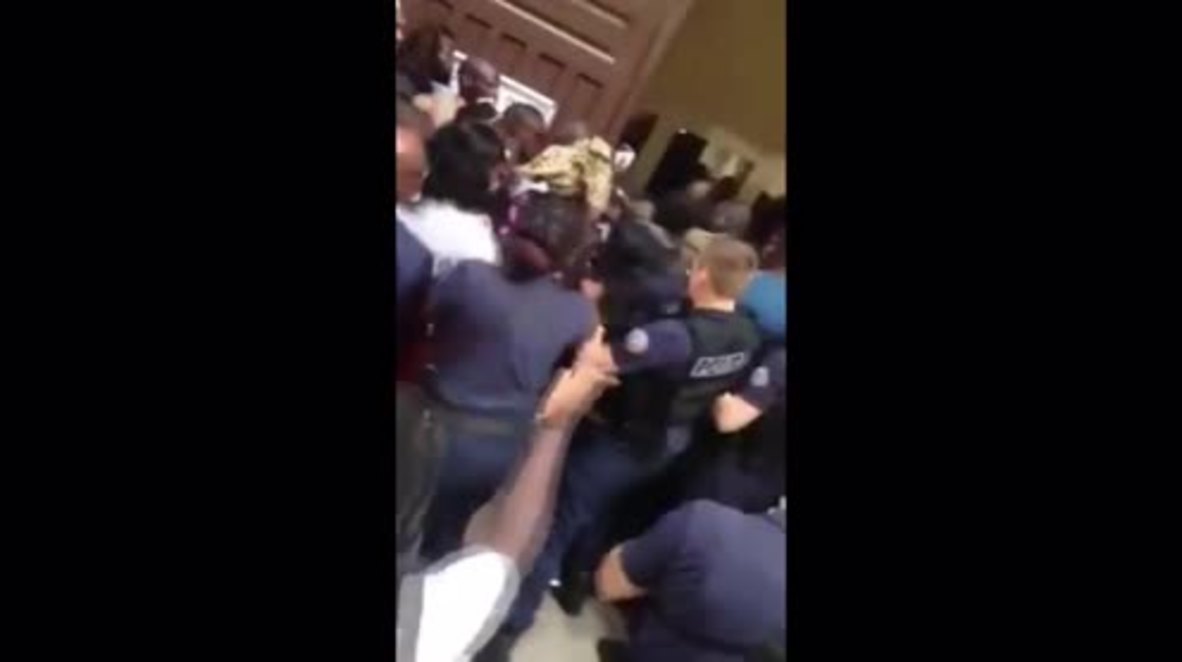 France: Senegalese voters scuffle outside consulate in Paris