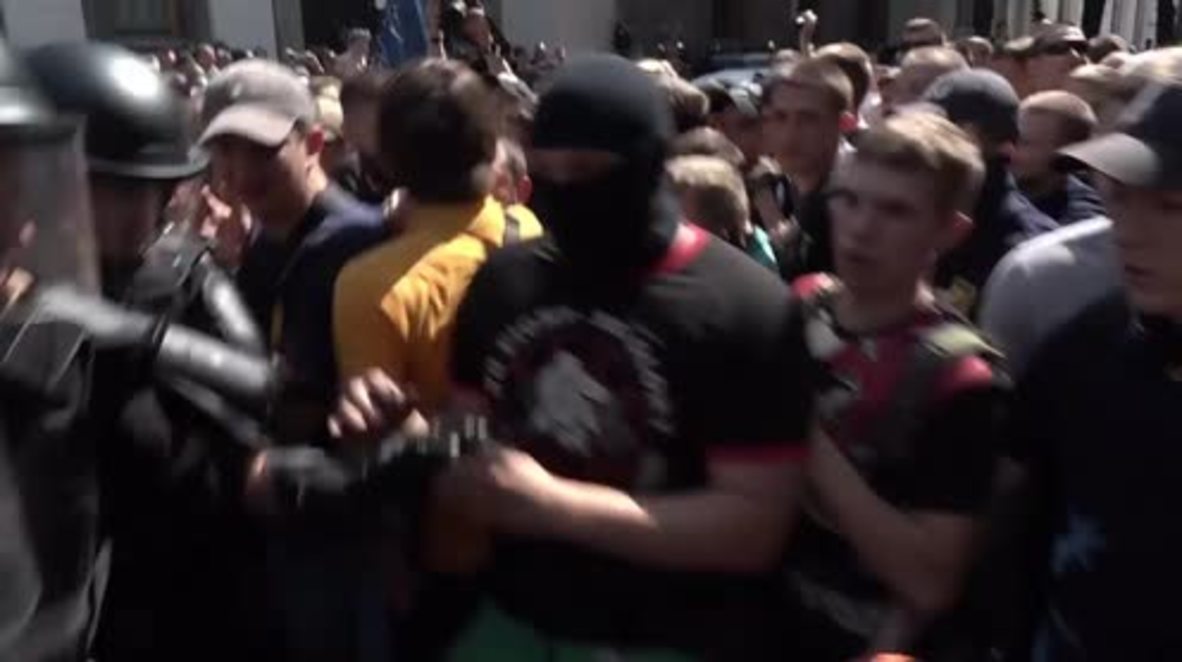 Ukraine: Tables turned as nationalists pepper spray POLICE as clashes hit parliament