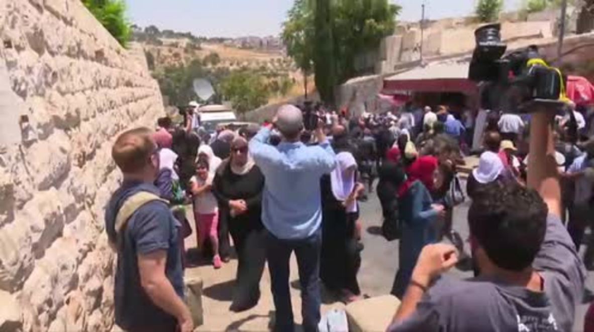 East Jerusalem: Israeli security forces scuffle with worshippers protesting metal detectors