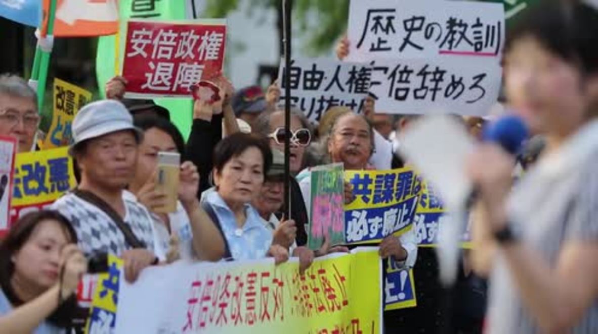 Japan: Protesters call for Abe's resignation outside parliament in Tokyo