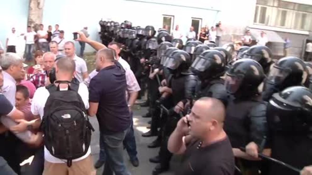 Moldova: Tensions high as protesters against new electoral system march on parliament