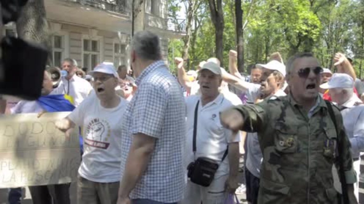 Moldova: Protesters rally outside presidential residency against new electoral system