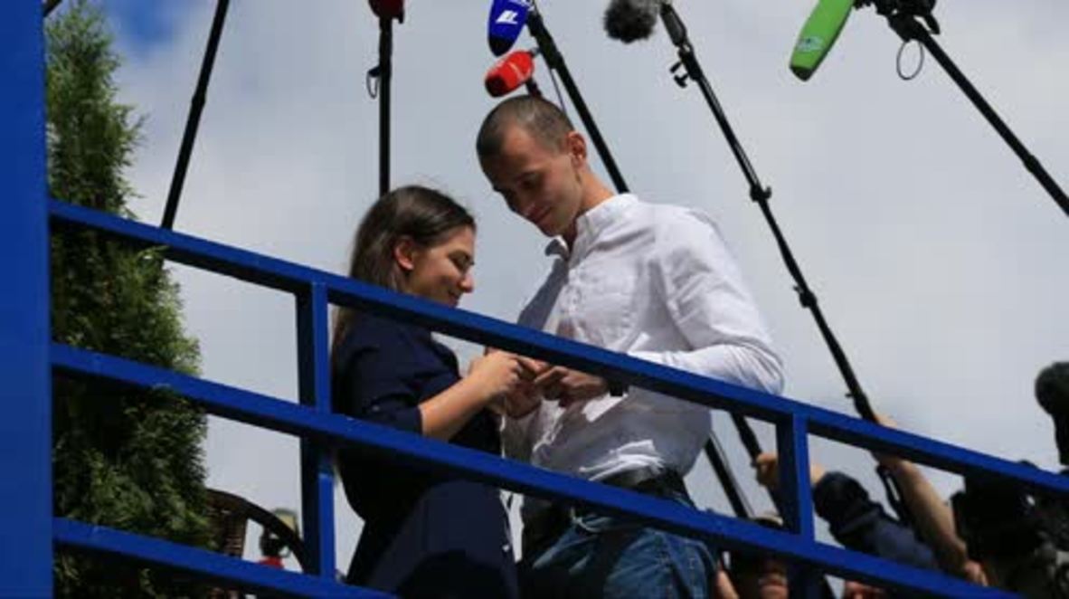 Russia: Love is in the air as MAKS sees its first marriage proposal *STILLS*