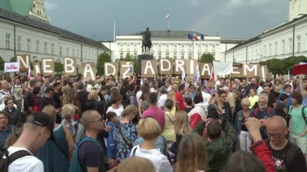 Poland: Hundreds rally demanding Duda veto judicial reform in Warsaw