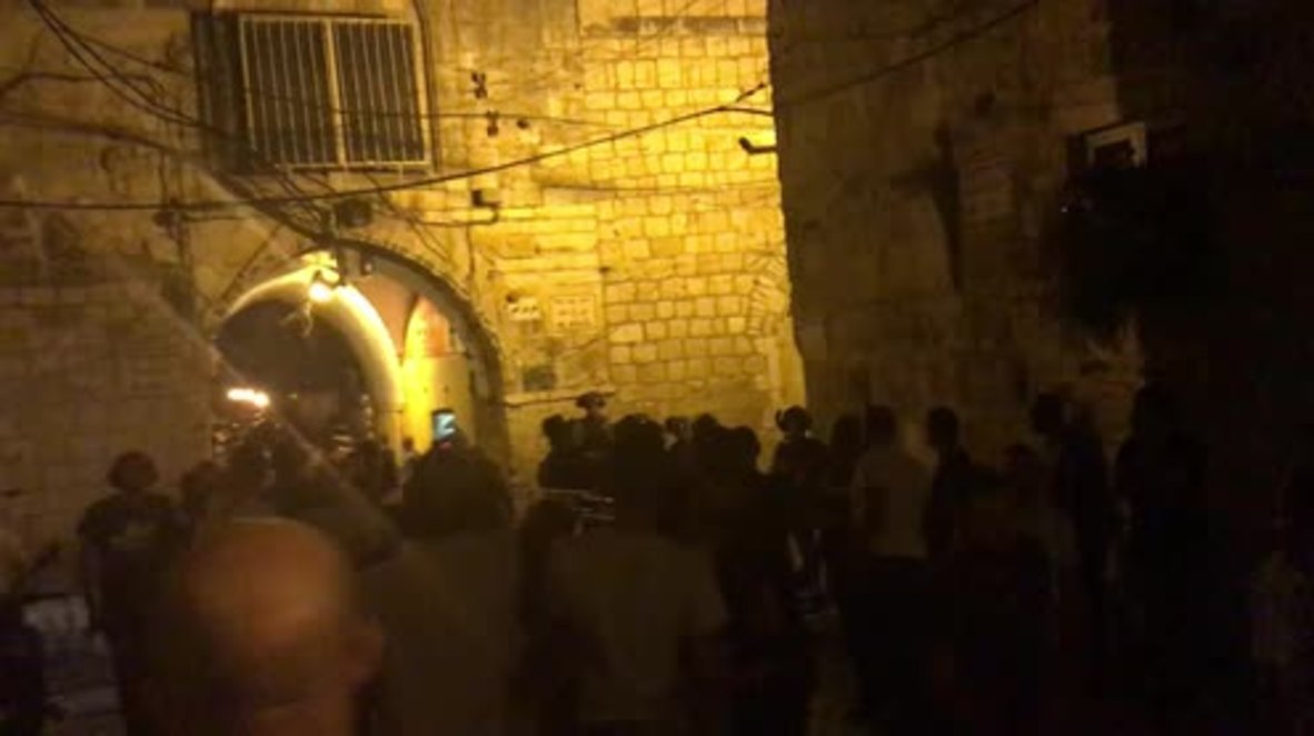East Jerusalem: Worshippers scatter as police throw stun grenades by Lion’s Gate