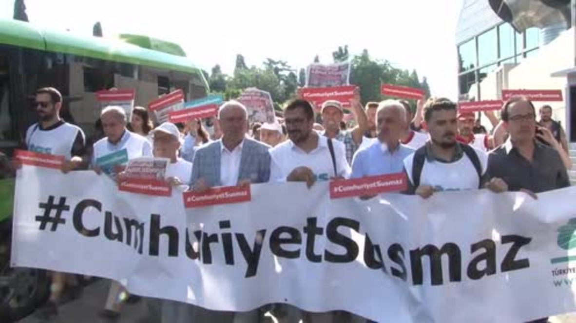 Turkey: Protesters picket courthouse as terrorism trial begins for 17 Cumhuriyet journalists