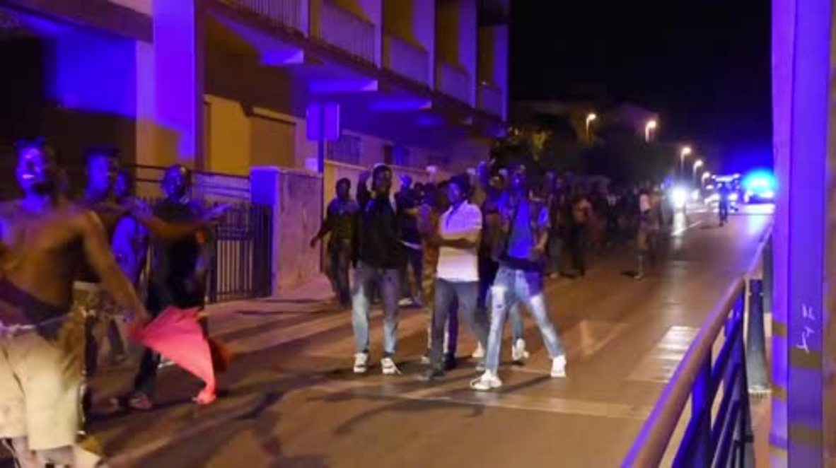 Spain: Dozens injured as hundreds of migrants storm Ceuta border fence