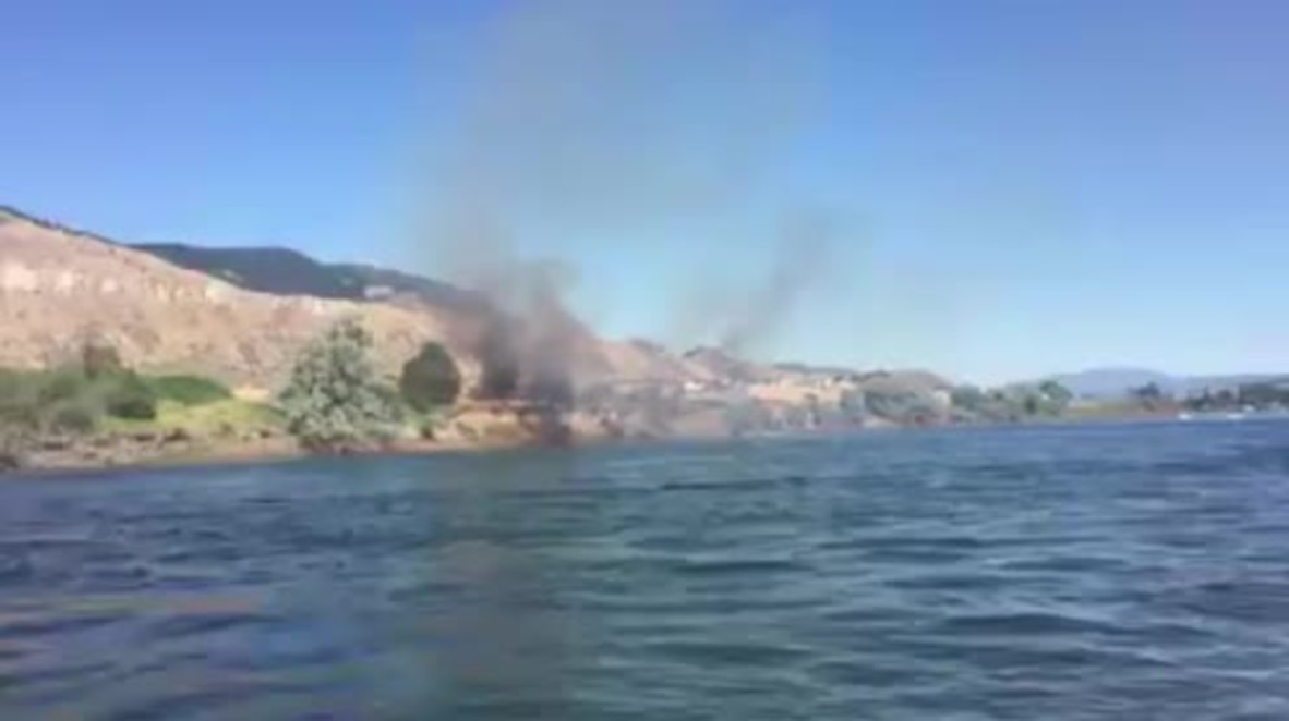 Canada: Jet boater helps to extinguish grass fire by spraying water over flames
