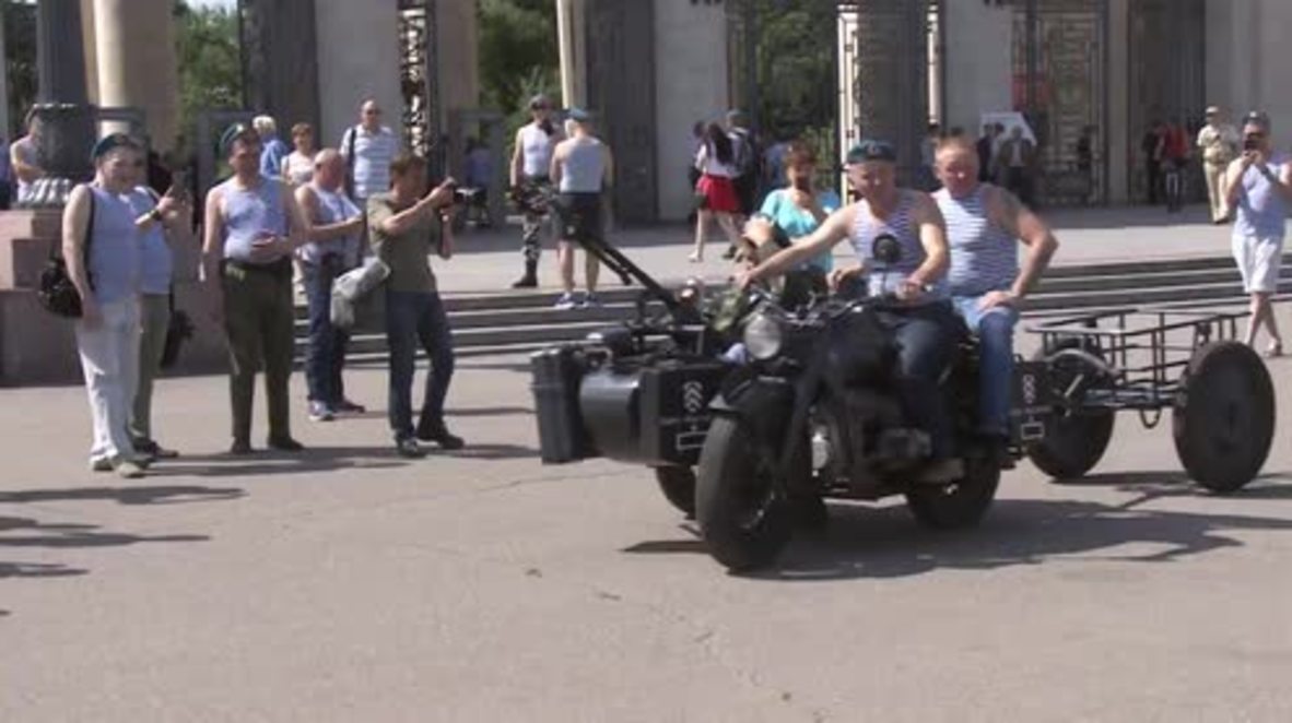 Russia: Airborne troops splash about in Moscow on Airborne Forces Day