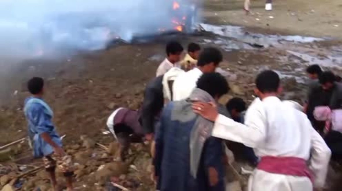 Yemen: People take corpses out of rubble in aftermath of Saudi-led airstrike *GRAPHIC*