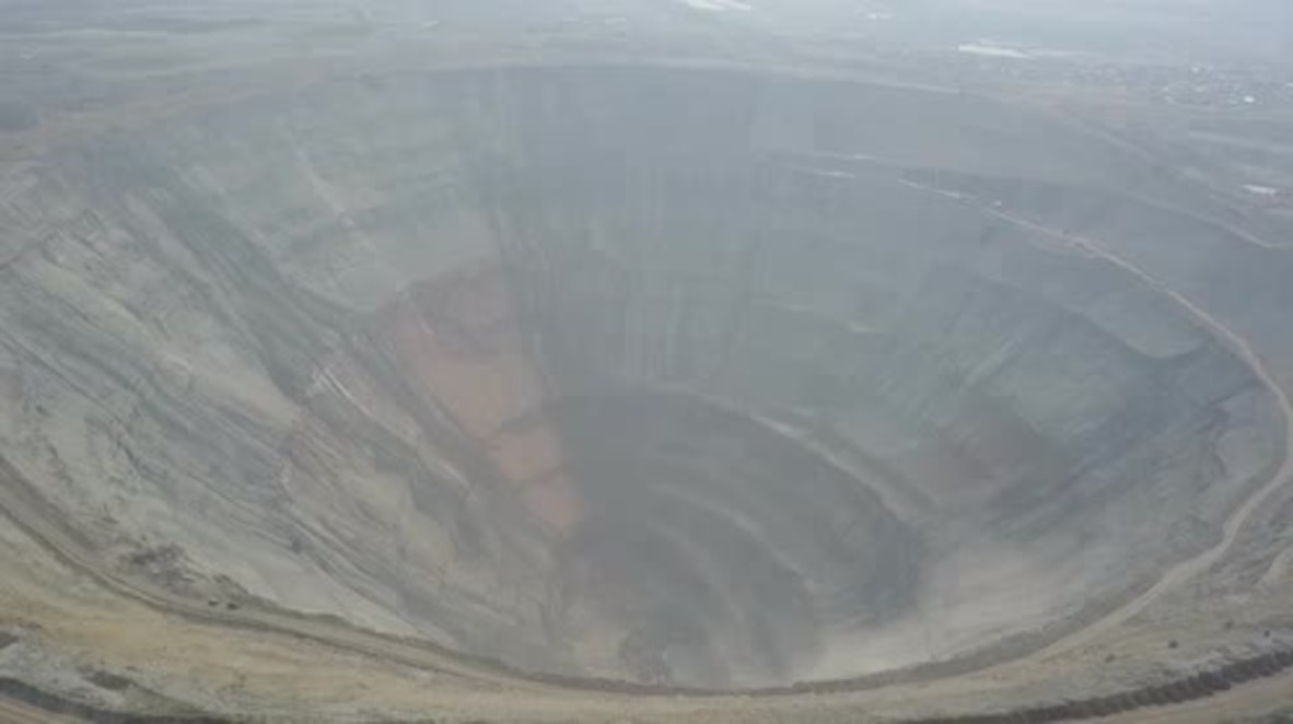 Russia: Drone captures the flooded Mir mine as rescue operation continues