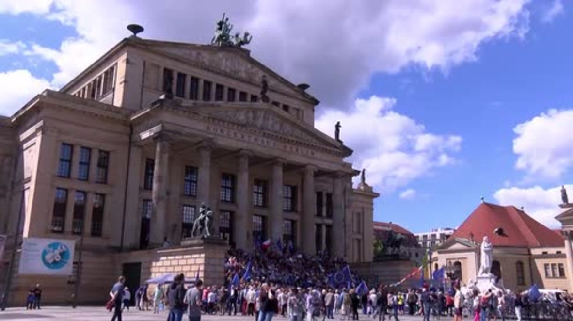 'Speed-date a European' event attracts hundreds in Berlin