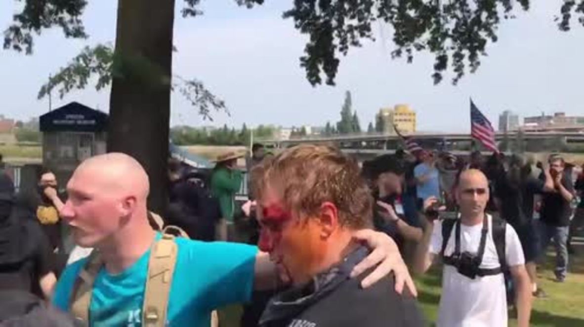 USA: Violence breaks out as rival protesters clash in Portland