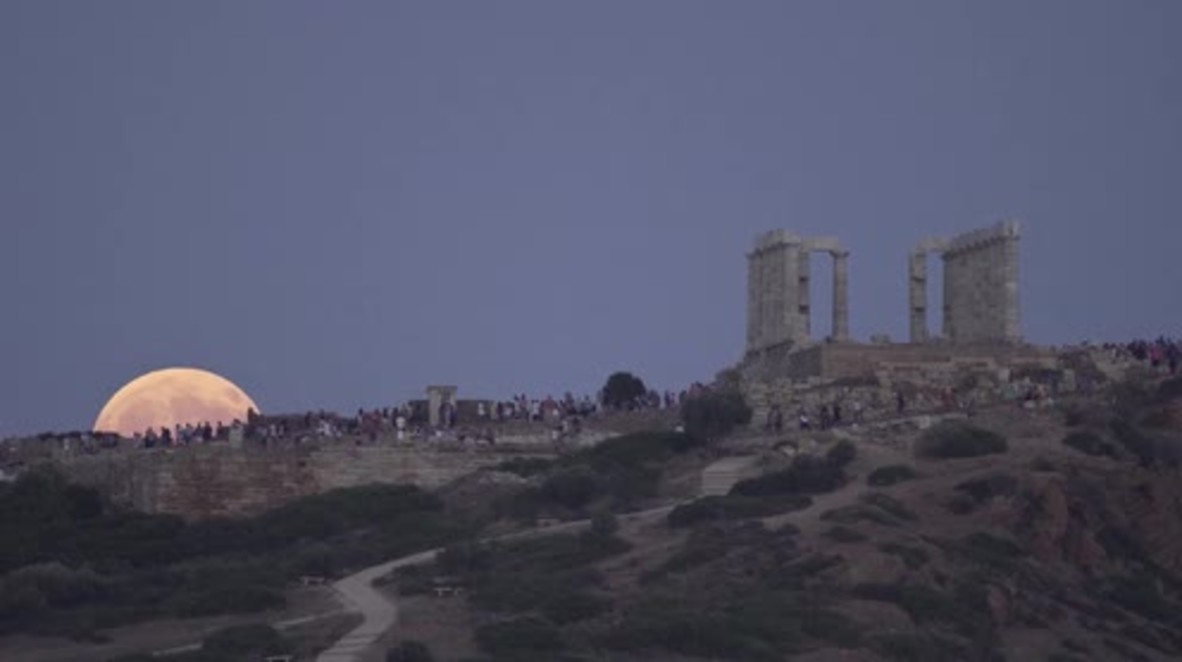 Greece: Selenophiles celebrate majestic partial lunar eclipse over Temple of Poseidon