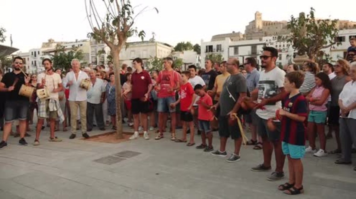 Spain: Ibiza locals protest mass tourism through traditional means