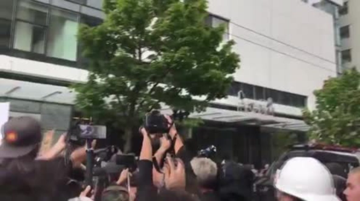 USA: Police drench protesters in pepperspray as duelling Seattle rallies come to blows