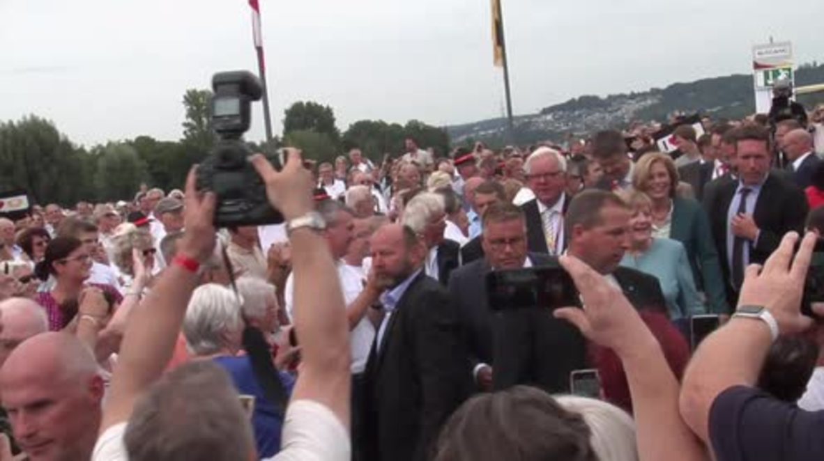 Germany: 'We can only understand each other if we speak German' – Merkel on campaign trail