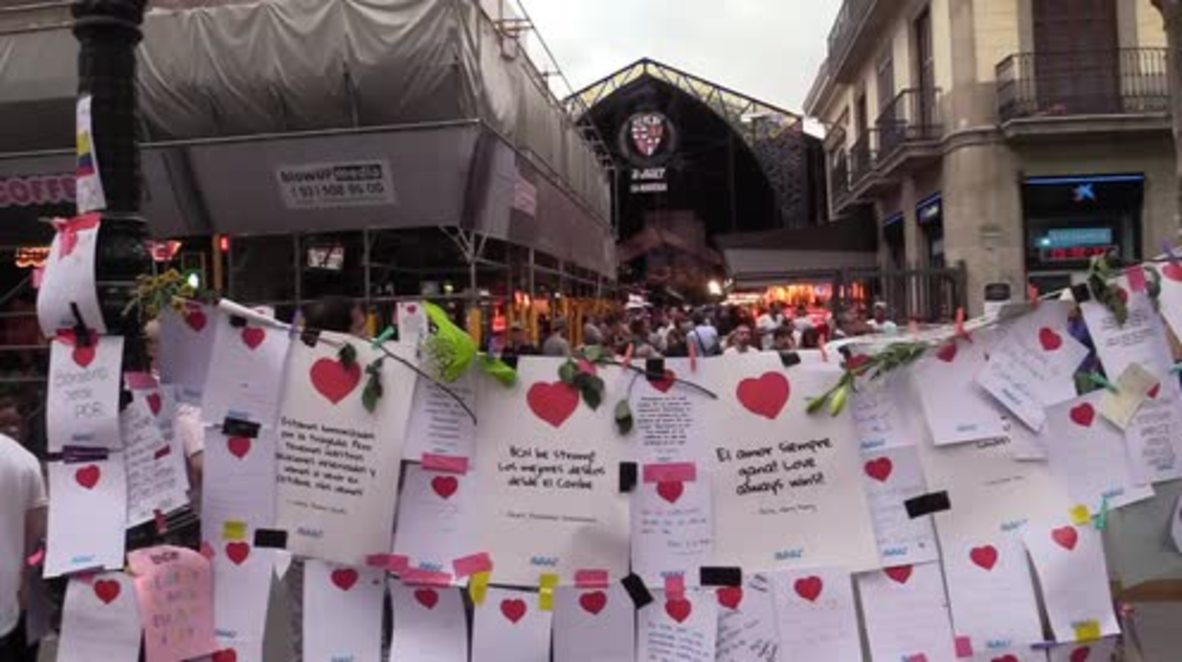 Spain: 'Barcelona without fear' - Las Ramblas mourners defy terror with thousands of notes