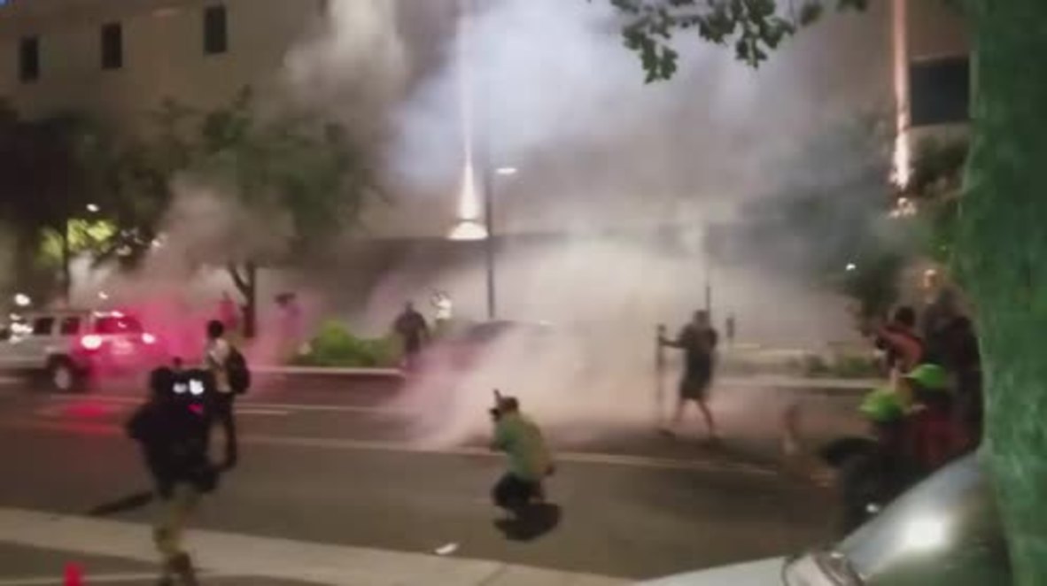USA: Tear gas flies in Phoenix as police curbs anti-Trump protest after President’s rally