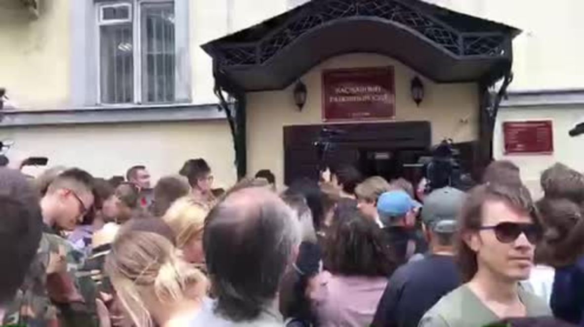 Russia: Muscovites gather outside Basmanny Court in support of detained Serebrennikov