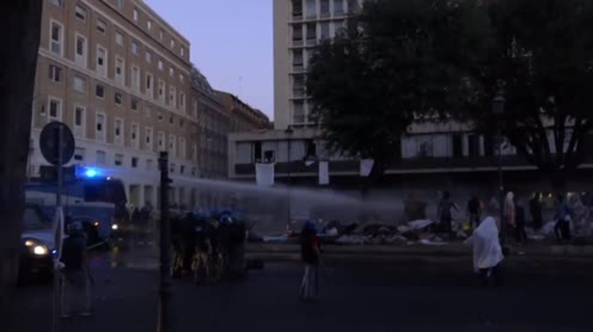 Italy: Police unleash water cannons on rioting migrants in Rome