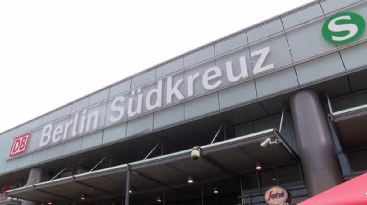 Germany: De Maiziere visits facial recognition project at Berlin station, protesters follow