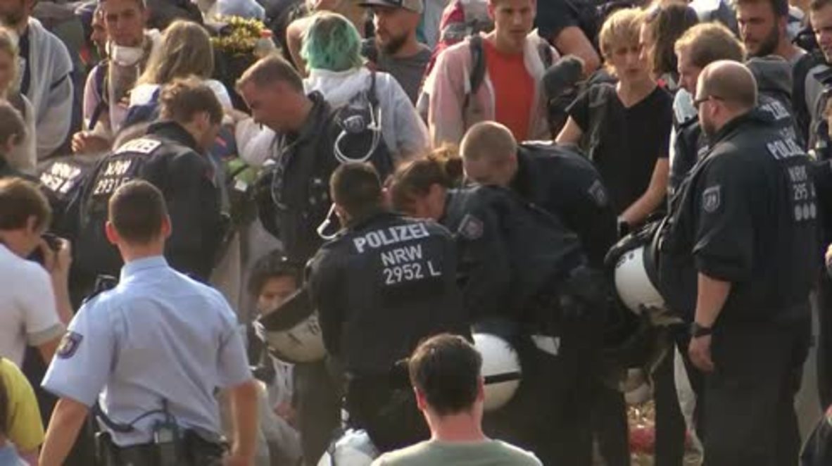 Germany: Police clear anti-lignite protesters as they block coal-delivery rail tracks