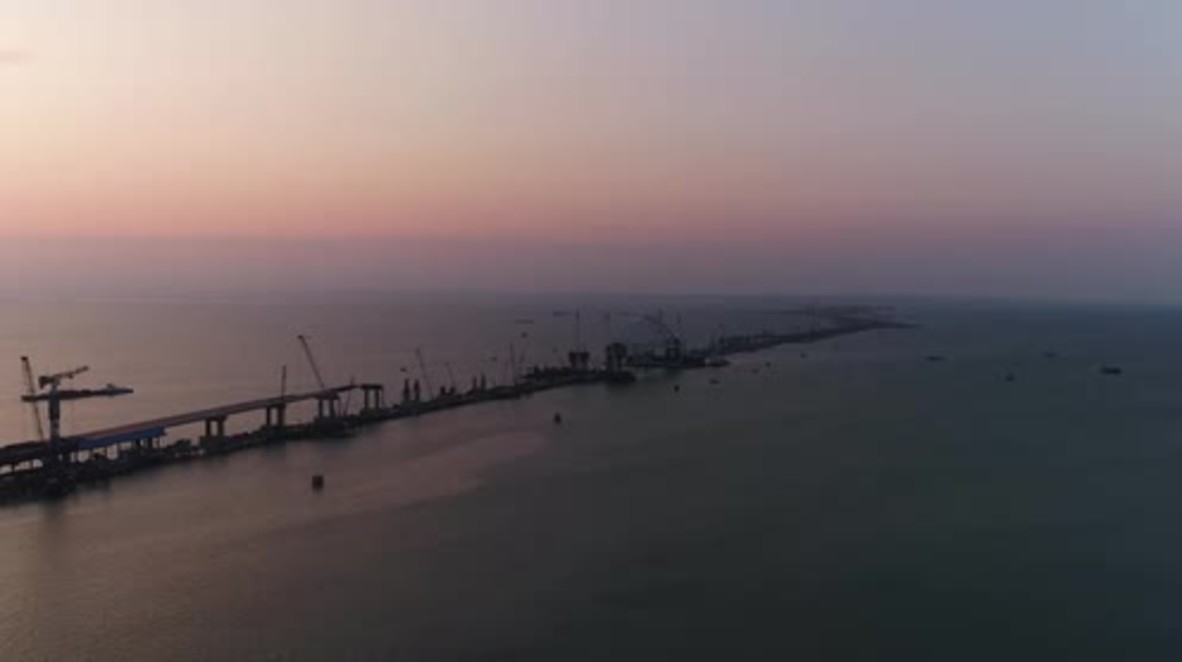 Russia: Fairway support arch gets mounted on Kerch Strait Bridge in a 12-hour operation
