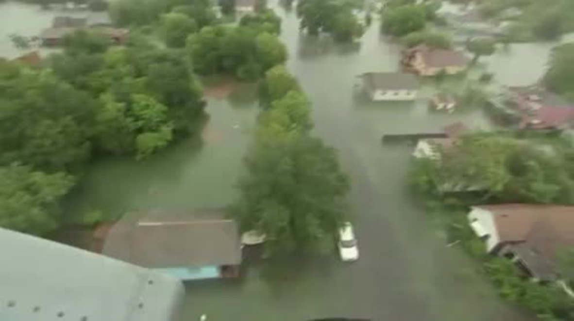 USA: Navy helicopter crew saves Texans in dramatic rescue
