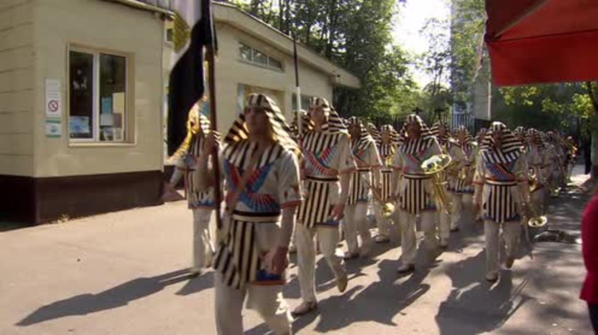 Russia: Egyptian military band performs famous Russian war songs
