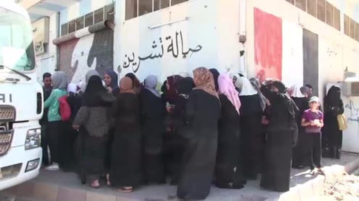 Syria: Residents queue in Deir Ez-Zor as food and supplies reach city