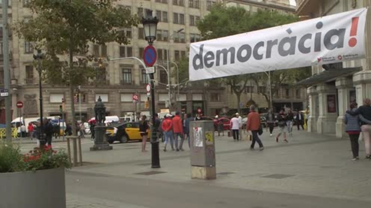 Spain: Pro-independence posters appear in Barcelona ahead of historic referendum