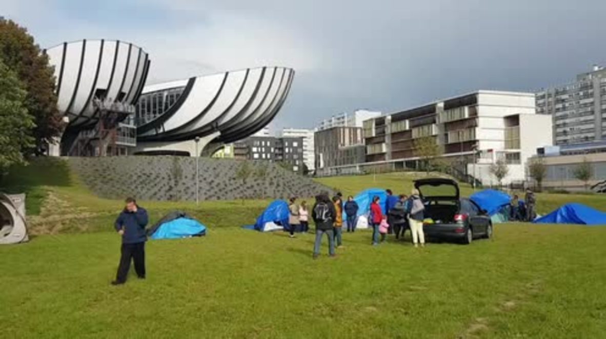 France: University blocked off by camping migrants