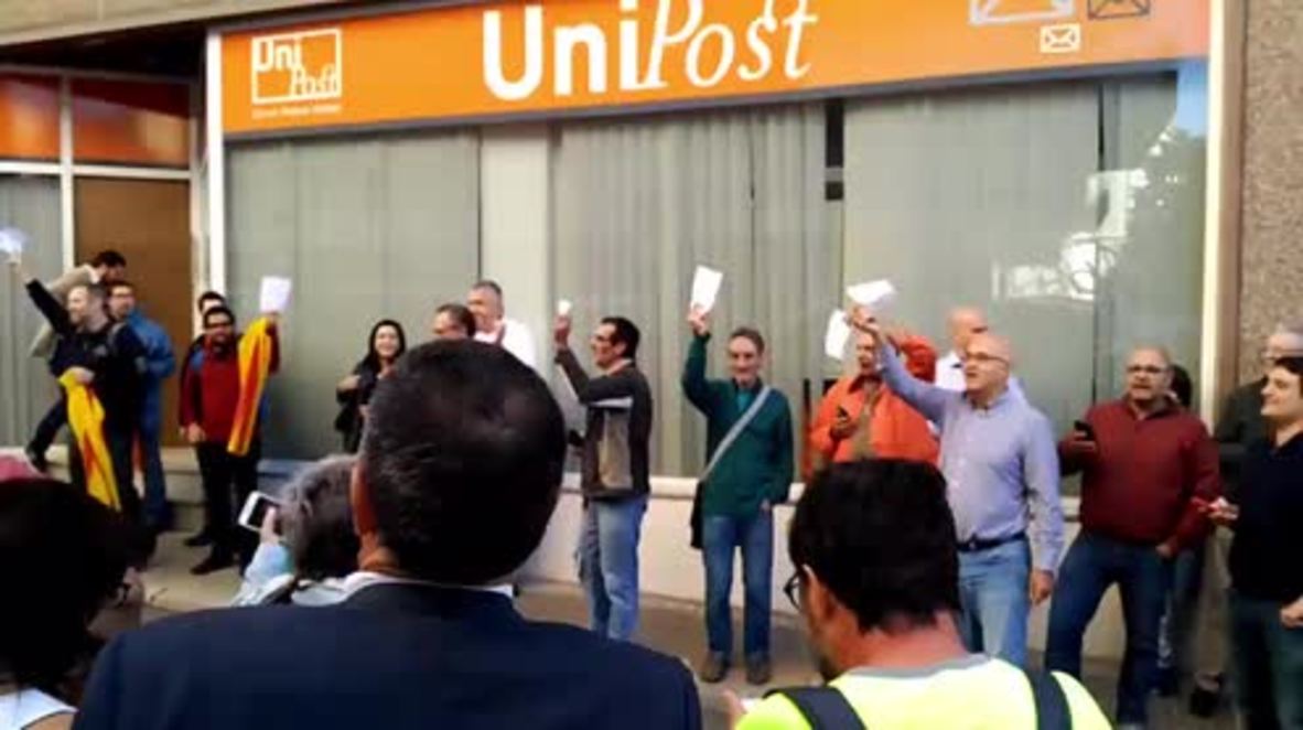 Spain: Protesters burst into song as police seizes referendum-related documents in Terrassa