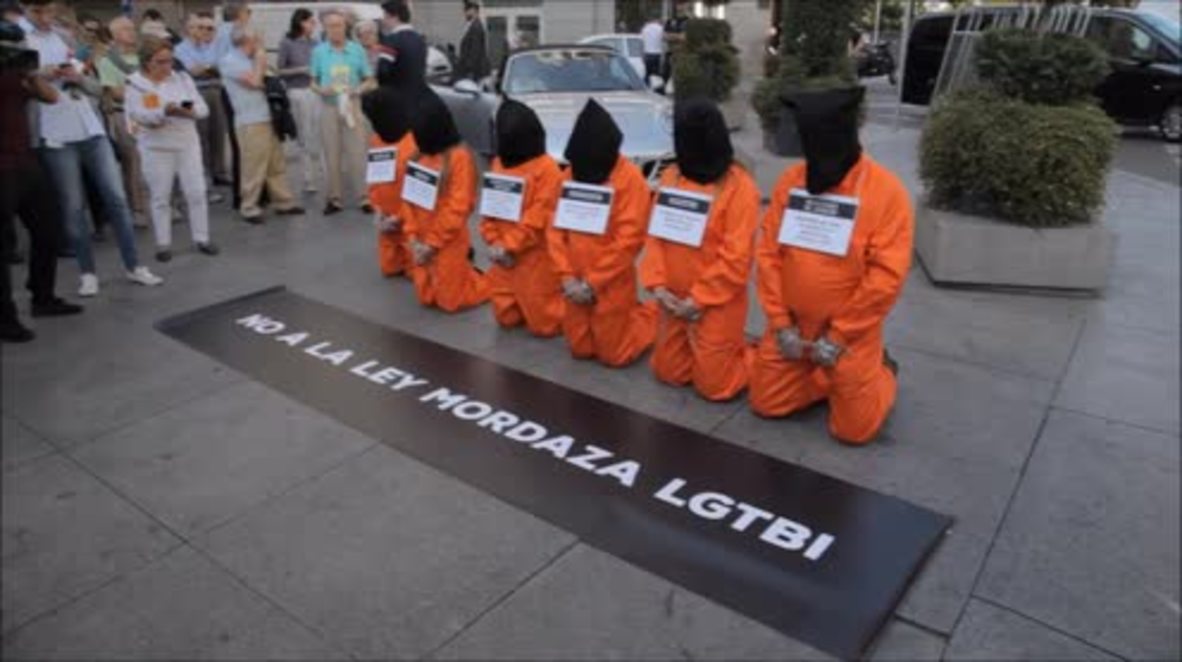 Spain: Anti-transgender protesters don IS hostage jumpsuits in rally against gender equality bill