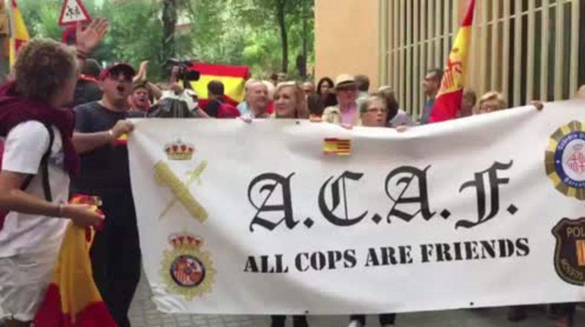Spain: 'ACAF: All cops are friends' - Counter-protesters jazz up anti-police acronym in Barcelona