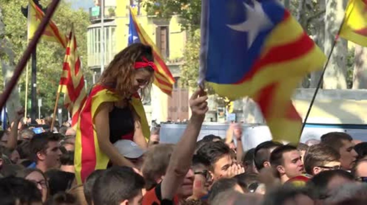 Spain: Thousands rally in Barcelona against raids on Catalan officials