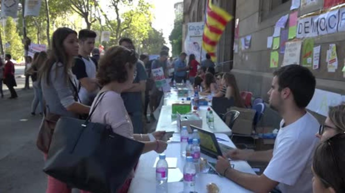Spain: Volunteers give out ballot papers ahead of Catalan referendum