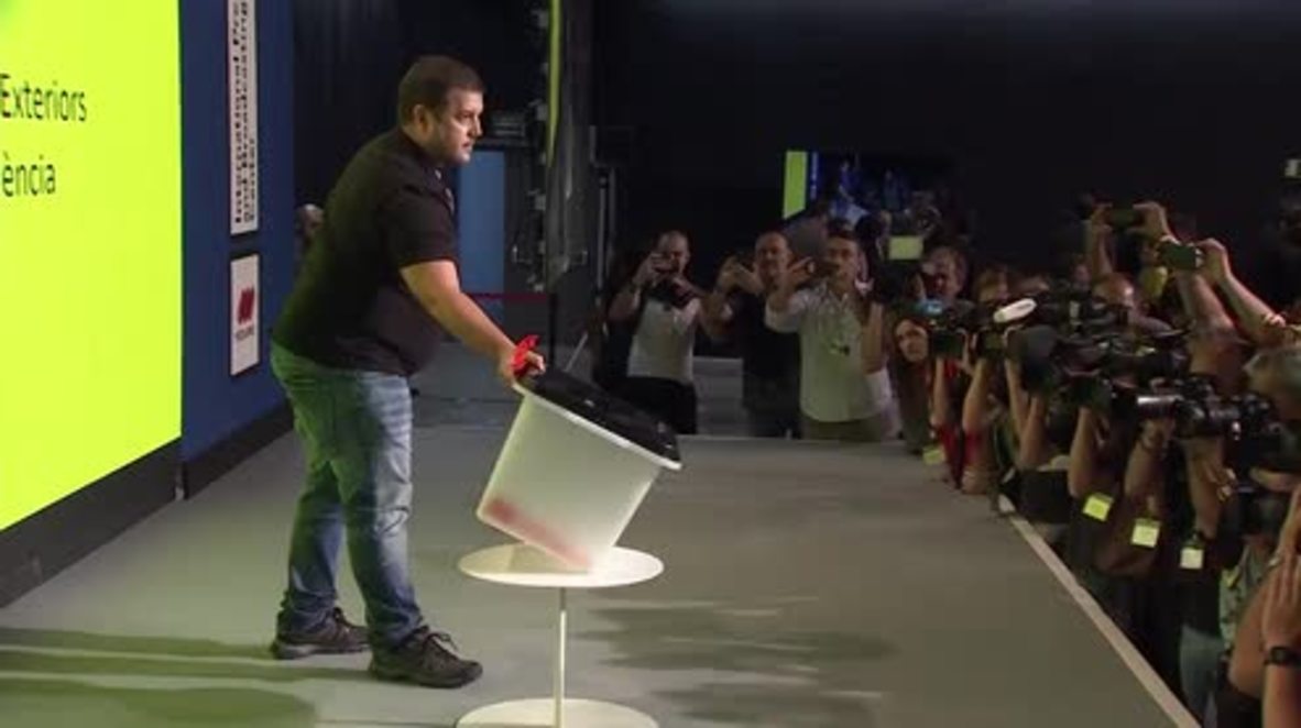 Spain: Catalonia proudly shows off ballot boxes
