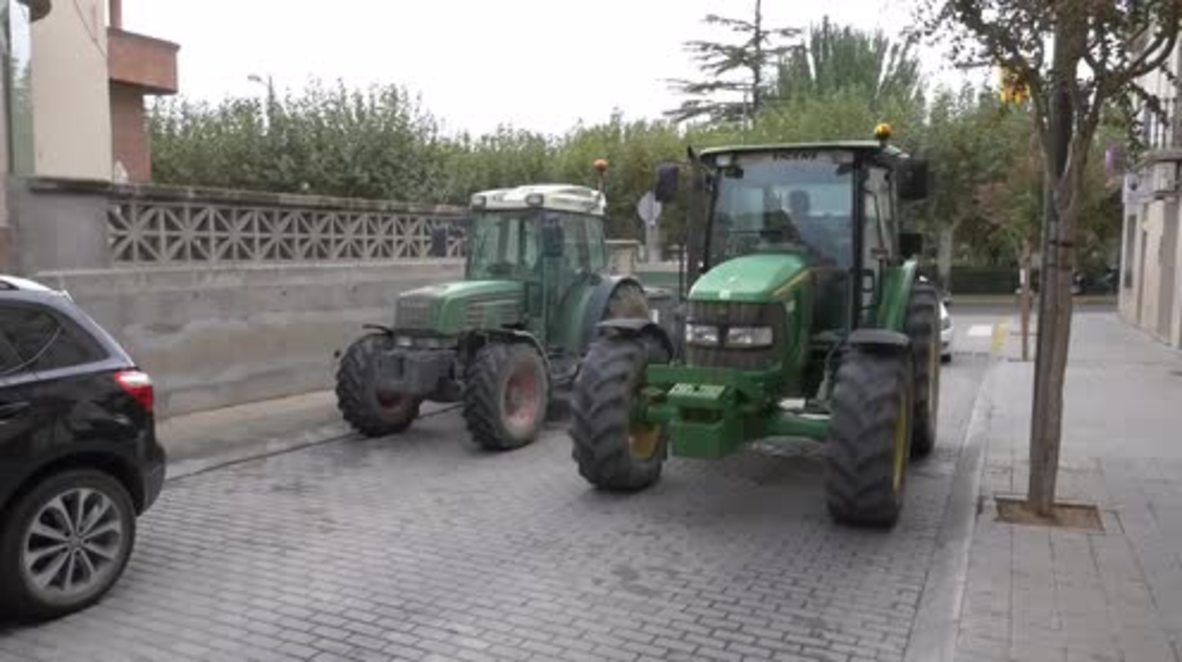 Spain: Catalan farmers park tractors outside polling stations to support independence vote