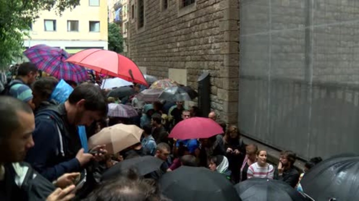 Spain: Defiant Catalans flock to polling stations as vote gets underway
