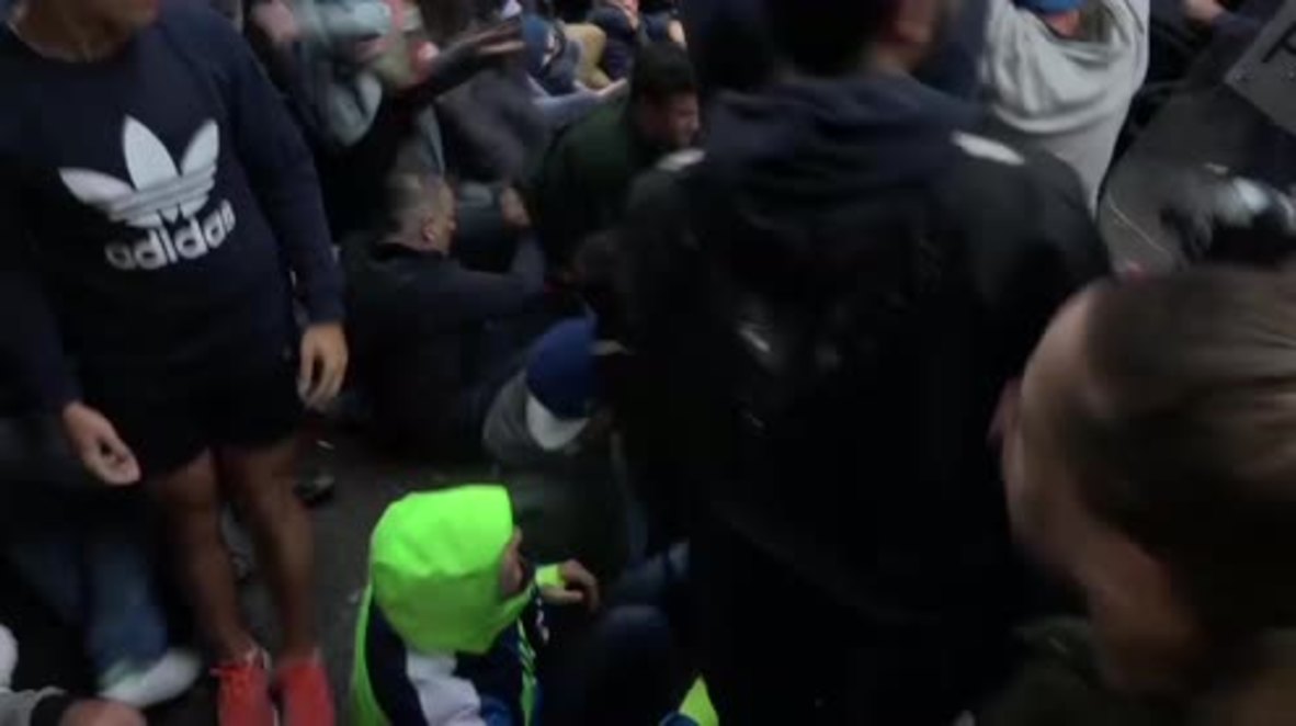 Spain: Police curb Barcelona voters with rubber bullets as referendum violence escalates