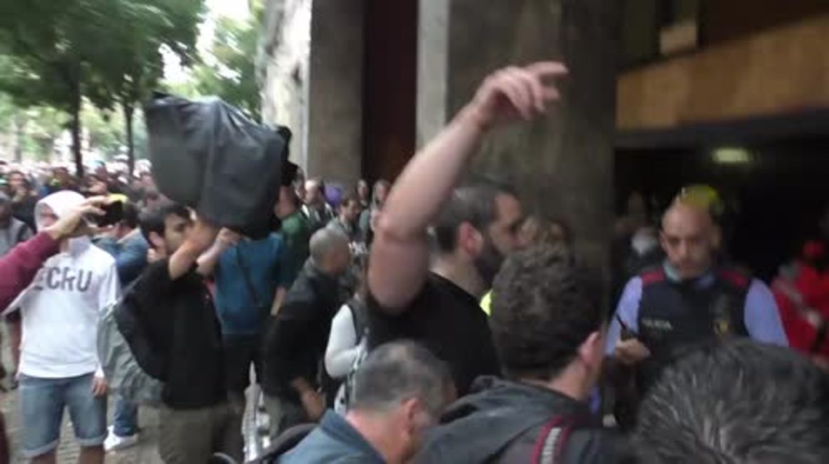 Spain: Scores injured as police clamp down on voters with rubber bullets and batons